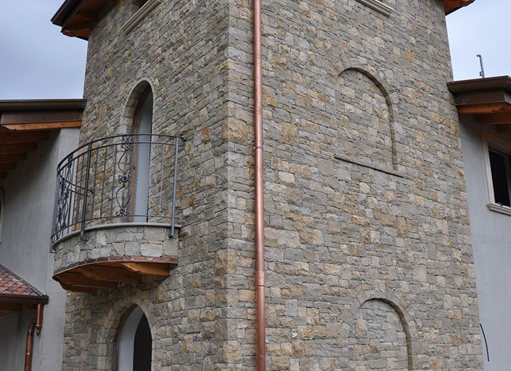 Rivestimento in Pietra di Villa Privata a Carobbio