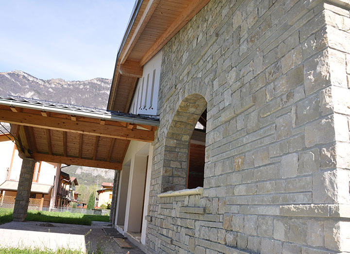 Rivestimento in Pietra di Villa Privata in Valle Camonica