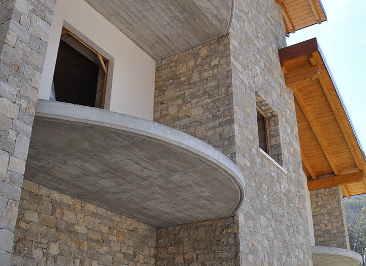 Rivestimento in Pietra di Villa Privata in Valle Camonica